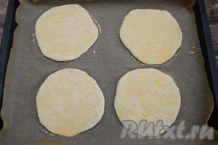 Яйцо разделить на желток и белок. Белок нам не понадобится. Желток выложить в небольшую ёмкость, добавить 1-2 столовых ложки молока, взбить вилкой до однородности, получившейся смесью смазать сверху каждую лепёшку.