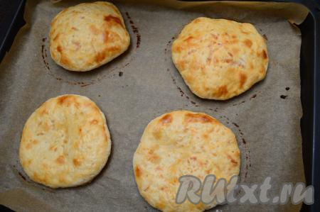 Выпекать лепёшки с сыром в духовке, разогретой до 200 градусов, 15-20 минут (до румяности слоёного теста).