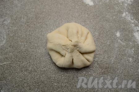 Поднять края теста над сыром в виде мешочка, хорошо скрепить края теста над начинкой.