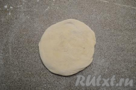 Приплюснуть рулетик сверху рукой, чтобы образовалась толстая лепёшка.