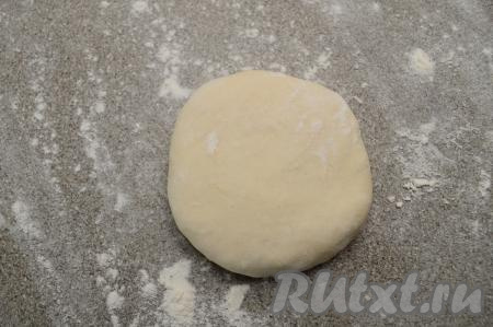 Перевернуть получившийся "мешочек" швом вниз, прижать сверху ладонью, делая лепёшку более плоской.