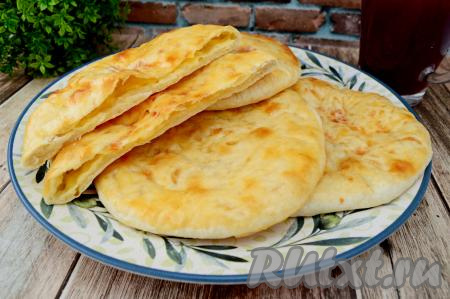 А вот как аппетитно смотрится в разрезе лепёшка из слоёного теста с сыром. Угощайтесь!