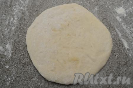 Затем раскатать скалкой в достаточно тонкую лепёшку (диаметром примерно 15-16 сантиметров).