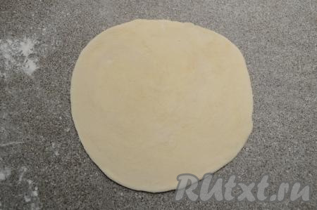 Скалкой раскатать получившуюся лепёшку в круг толщиной 3 миллиметра (у меня получился круг&nbsp;диаметром 15 сантиметров).