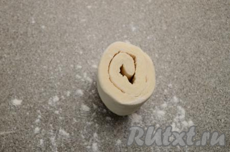 Разрезать рулет на 4 одинаковых рулетика. Затем вначале один рулетик поставить разрезом вверх.