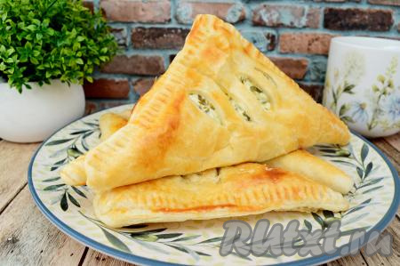 Готовые слойки достать из духовки, дать слегка остыть и можно подавать к столу. Они хороши на вкус и тёплыми, и полностью остывшими.