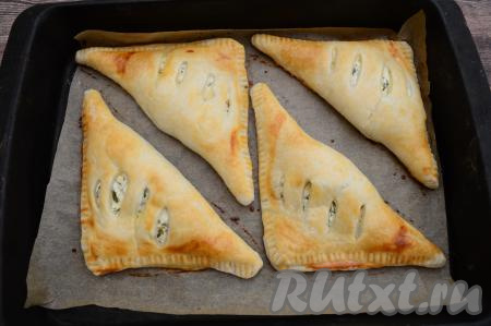 Слойки с творогом и зеленью выпекать в разогретой до 200 градусов духовке минут 20 (слоёное тесто должно приятно подрумяниться).