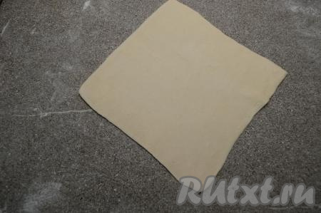 Вначале одну часть теста раскатать скалкой в квадрат толщиной примерно 2 миллиметра (у меня получился квадрат со стороной 16 сантиметров).