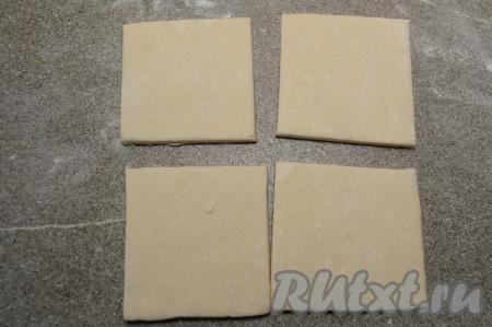 На присыпанной мукой поверхности пласт слоёного теста разделить на 4 равных части.