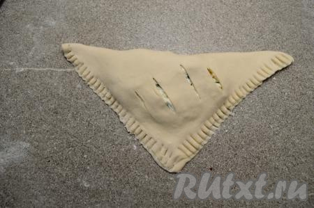 При помощи вилки тщательно скрепить концы слойки. Если вилка будет приставать к поверхности теста, тогда периодически окунайте кончики вилки в муку.