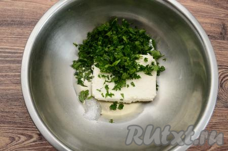 Яйцо разделить на белок и желток. Желток отложить (он нам потребуется для смазывания слоек перед выпечкой). В глубокой миске соединить творог, соль, яичный белок, нарезанную зелень, растереть вилкой до однородности и начинка для слоек готова.