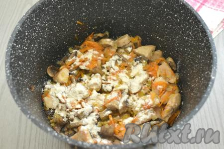 По истечении 3 минут всыпаем муку, хорошо перемешиваем.