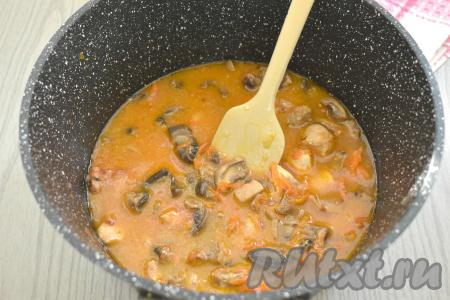 Перемешиваем, вливаем примерно 150-200 миллилитров воды (и грибы, и куриное мясо должны быть полностью покрыты томатно-сметанным соусом), по вкусу солим и перчим, перемешиваем.