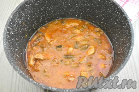 Доводим соус до кипения, убавляем огонь до минимума, тушим гуляш из курицы с грибами под крышкой 15 минут. В процессе томления можно 2-3 раза блюдо перемешать. Выключаем огонь.