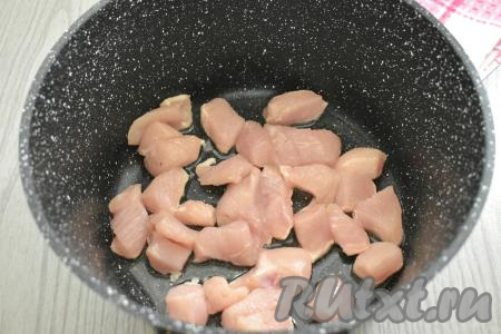 Пока обжариваются овощи, в отдельной глубокой сковороде (или в сотейнике с толстым дном) разогреваем растительное масло.&nbsp;Куриное филе моем, обсушиваем, нарезаем на средние кусочки, солим, перемешиваем, выкладываем в разогретое масло. Обжариваем мясо на огне выше среднего минут 7, периодически перемешивая.