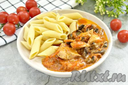 Ароматный, сытный и очень вкусный гуляш, приготовленный из курицы с грибами, к столу подаём горячим, дополнив&nbsp;макаронами или другим гарниром на ваш выбор.