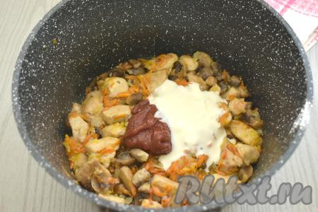 Добавляем томатную пасту и сметану.