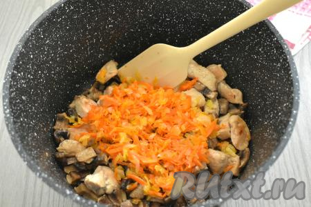 Затем к курице с грибами добавляем обжаренные морковку и лук, перемешиваем, обжариваем 3 минуты, периодически перемешивая.