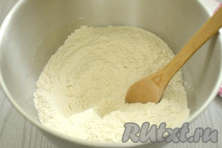 В отдельную миску просеиваем 400 грамм муки, добавляем соль, перемешиваем, делая в центре мучной смеси углубление.