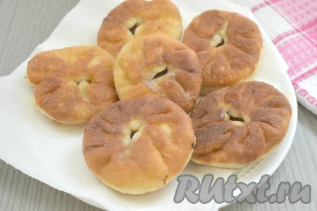 После того как тесто поднимется второй раз, можно приступать к лепке беляшей. Обминаем тесто, делим его на 16-20 частей (в зависимости от того, какого размеры беляши вы хотите получить) и приступаем к формовке.