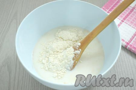 Следом всыпаем 1-2 столовых ложки муки, хорошо перемешиваем, чтобы не было комочков.