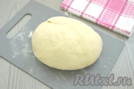 Перемешиваем ингредиенты вначале столовой ложкой, а затем начинаем вымешивать тесто руками, добавляя частями по мере необходимости оставшуюся муку и каждый раз хорошо вмешивая её. Всыпая понемногу муку, обязательно учитывайте, что дрожжевое тесто для беляшей, замешанное на молоке, должно получиться мягким, не липнущим к ладоням. В общей сложности вымешивать его руками нужно не менее 7 минут. Добавляя муку, ориентируйтесь на структуру замешиваемого теста, а не на количество муки, указанное в ингредиентах, ведь и качество муки, и жирность молока, и размер яйца могут быть разными.&nbsp;