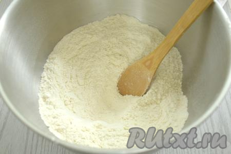 Прежде всего замесим тесто для чебуреков, для этого в объёмную миску просеиваем грамм 300 муки, добавляем соль, хорошо перемешиваем. В центре муки делаем воронку.