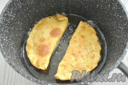 В глубокой сковороде разогреваем достаточное количество растительного масла. Выкладываем в один слой заготовки чебуреков (масло должно доходить примерно до середины чебуреков) и жарим их на среднем огне примерно по 2,5 минуты с каждой стороны. Готовые чебуреки из сковороды нужно выкладывать на бумажные полотенца, чтобы избавиться от лишнего масла. Постепенно жарим все чебуреки.&nbsp;