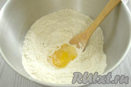 В центр воронки разбиваем сырое яйцо, вливаем 1 столовую ложку растительного масла.