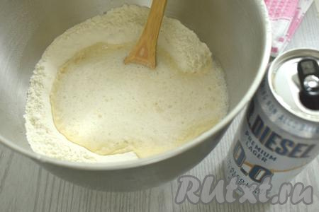 Следом добавляем пиво (у меня - безалкогольное), которое должно быть комнатной температуры.