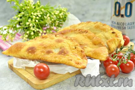 Хрустящая корочка сверху и сочная мясная начинка внутри делает эти чебуреки незабываемо вкусными. Чебуреки из теста, замешанного на пиве, и готовятся просто, и съедаются очень быстро. Подавать их желательно с пылу с жару, пока они не успели остыть.