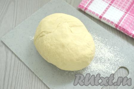 Вначале перемешиваем тесто лопаткой (или столовой ложкой), а как только оно начнёт собираться в ком, начинаем вымешивать его руками, добавляя по мере необходимости оставшуюся муку. В общей сложности вымешивать тесто для чебуреков руками нужно минут 5-7. Подсыпая по мере необходимости муку, обязательно учитываем, что тесто должно получиться эластичным, мягким, не липнущим к ладоням. Замешанное тесто убираем в целлофановый пакет и кладём в холодильник на 10-15 минут.