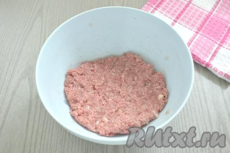 Перемешиваем фарш с луком. Для того чтобы фарш не был плотным, добавляем в него 2-3 столовых ложки воды.