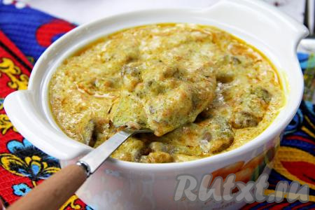 Нежные, мягкие куриные сердечки, тушёные в сливках, разложить из чаши мультиварки по тарелкам и в горячем виде, дополнив гарниром (например, гречкой, макаронами или рисом),&nbsp;подать к столу.&nbsp;