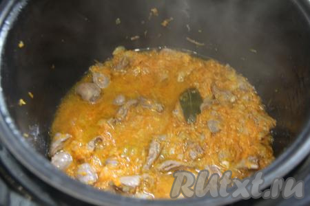 Далее добавить в чашу подготовленные куриные сердечки. Перемешать овощи с сердечками, обжаривать минут 5, время от времени помешивая. Затем влить 100 миллилитров воды, добавить лавровый лист. Закрыть крышку мультиварки и включить режим "Тушение" на 30 минут.