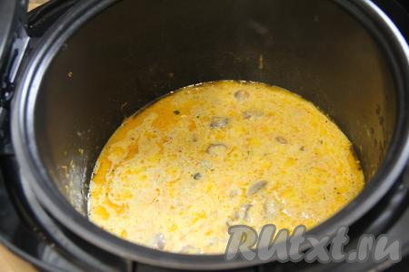 После звукового сигнала открыть крышку мультиварки, перемешать и куриные сердечки в сливочном соусе готовы.