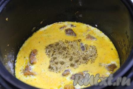 Затем влить сливки, перемешать. Добавить мелко нарезанный чеснок, любые специи и соль по вкусу. Закрыть крышку мультиварки и готовить на режиме "Тушение" 20 минут.