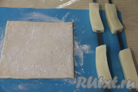 Надеть по два брусочка сыра на один шампур на расстоянии друг от друга.