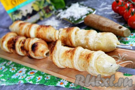 Подавать готовые хачапури к столу желательно горячими.