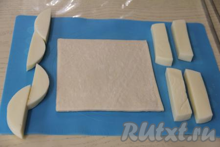 Сыр нарезать на длинные брусочки (у меня получились 4 брусочка, которые можно нанизать на шампуры).