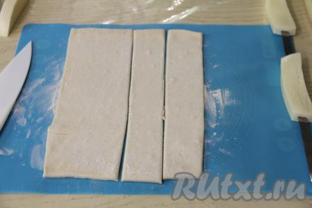 Тесто, не раскатывая, разрезать на 4 широких полоски.&nbsp;