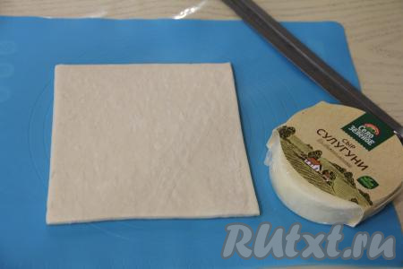 Переложить пласт теста на припылённую мукой поверхность.