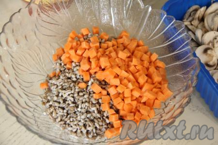 После замачивания откинуть перловку на сито, промыть чистой водой, дать стечь воде. Затем переложить перловку в миску.&nbsp;Морковь нарезать на мелкие кубики, добавить в миску с перловкой.