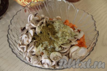 Шампиньоны нарезать на пластинки (если готовите с отваренными лесными грибами, тогда крупные грибочки нужно нарезать на части). В миску с перловкой и морковкой выложить жареный лук и подготовленные грибы, посолить, всыпать любые специи.