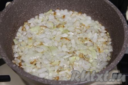 В сковороде разогреть растительное масло, выложить достаточно мелко нарезанный лук. Обжарить лук на среднем огне в течение 5-6 минут (до золотистого цвета), иногда перемешивая. Снять с огня, дать немного остыть.