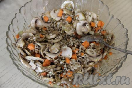 Перемешать перловку с грибами и овощами.