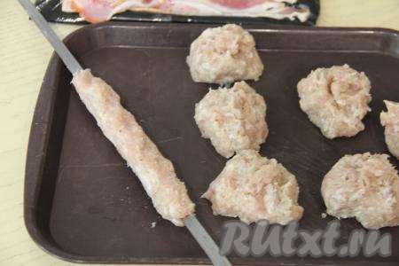 Из каждой части фарша сформировать руками люля-кебаб на шампуре. Во время формовки, чтобы мясная масса не липла к ладоням, смочите руки водой.