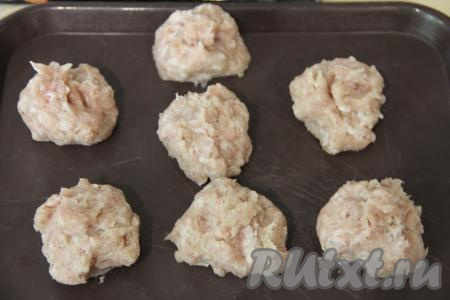 По прошествии часа достать фарш из холодильника и разделить его на 7-8 частей.