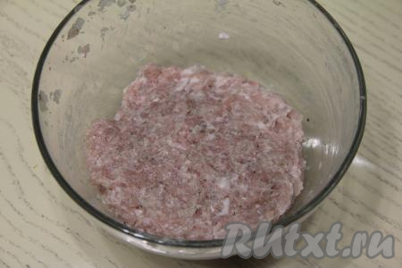 Тщательно вымесить фарш руками, а затем отбить его о дно миски не менее 10 раз. Миску с отбитым фаршем накрыть крышкой и убрать на 1 час в холодильник. Для того чтобы отбить фарш, его нужно взять в руки и с полуметровой высоты бросить в миску, повторяя эту процедуру не менее 10 раз. Благодаря отбиванию фарш станет более вязким, будет в дальнейшем хорошо держаться на шампурах.