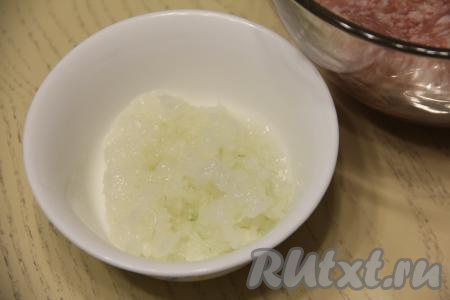 Очищенный лук тоже пропустить через мясорубку.